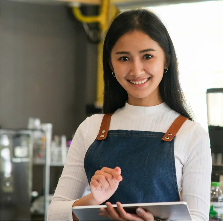 Gestora utilizando o sistema Nosso Gestor em tablet para administrar seu comércio